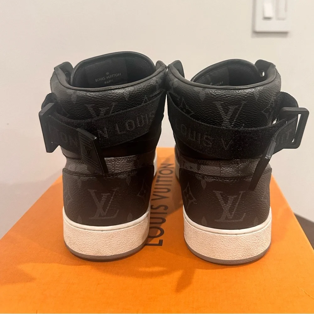 Louis Vuitton - Picture 5 of 7